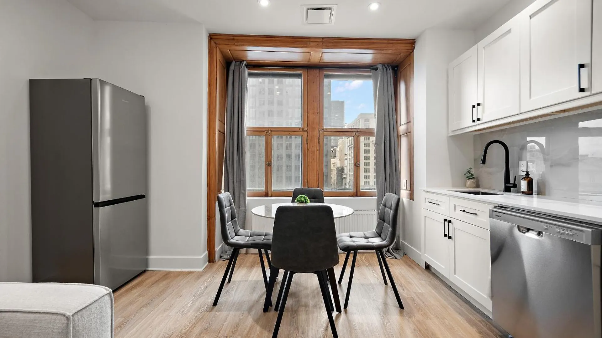 Hotel 511 Place D'Armes Luxury Apartments Montreal