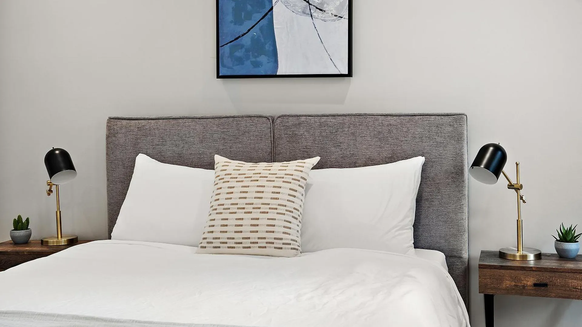 Hotel 511 Place D'Armes Luxury Apartments Montreal Canada